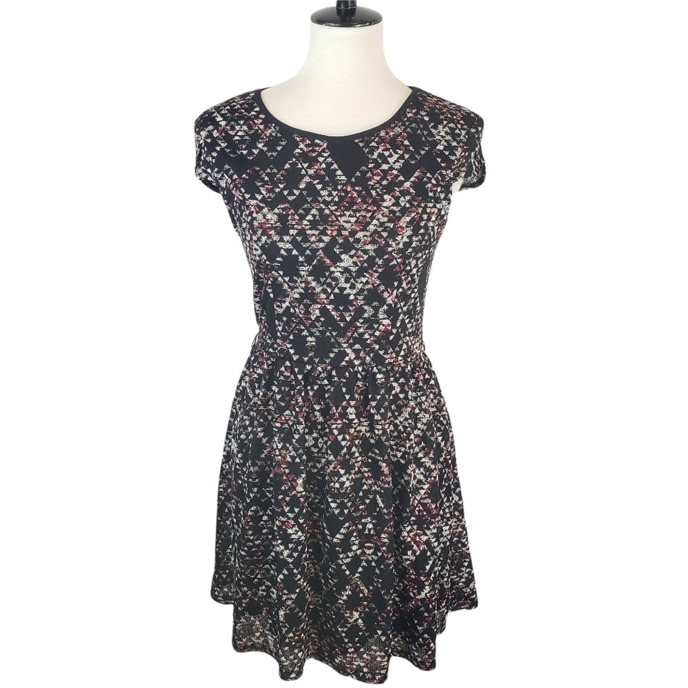 ♦️5/$20 City Triangles Black Red & White Geometric Mini-Dress Size Medium